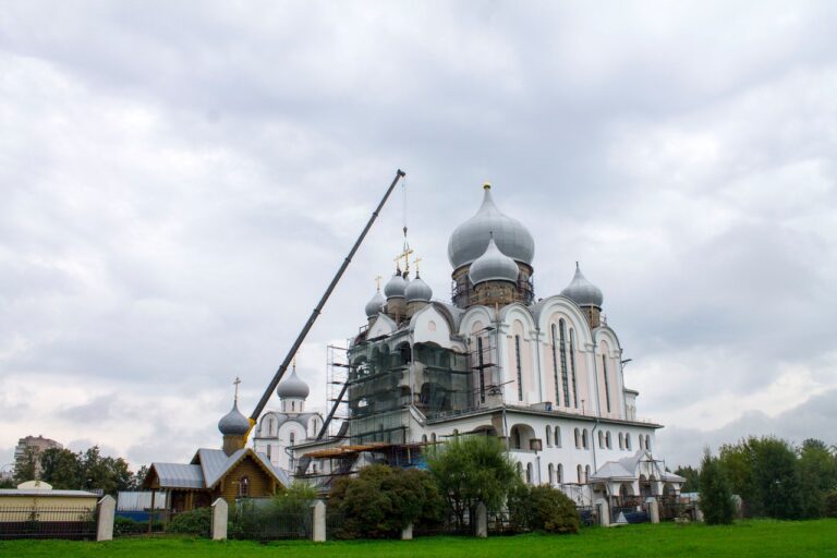 подъем крестов на купол собора